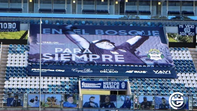 Gimnasia empató sin goles ante Huracán y se clasificó en una jornada cargada de homenajes a Diego Maradona.