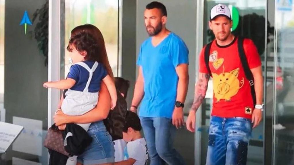 Messi y Antonela volvieron a Barceloja junto a sus hijos. (@That_LeoGuy)