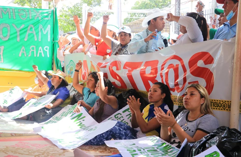 Los maestros de zonas urbanas de Bolivia iniciaron este jueves un paro de 48 horas, a la par de la huelga de hambre que un grupo de trabajadores lleva adelante desde hace cuatro días.
