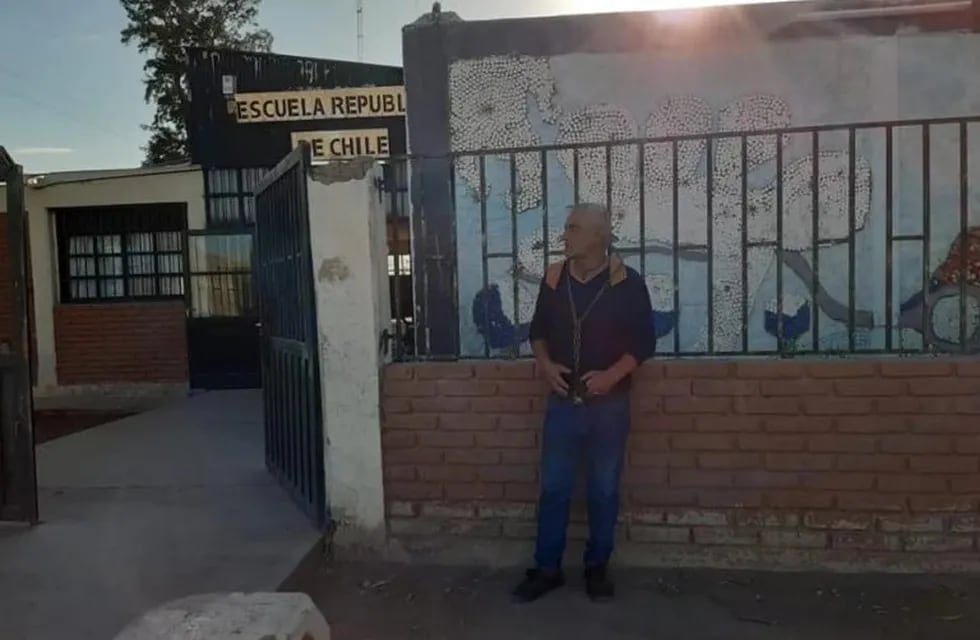 El portero se encadenó en la puerta de la escuela en la que lleva más de 30 años trabajando.