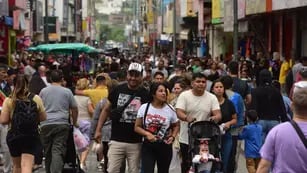 Intenso movimiento en la peatonal de Córdoba y en el Mercado Norte en la previa de Año Nuevo (José Hernández/LaVoz).