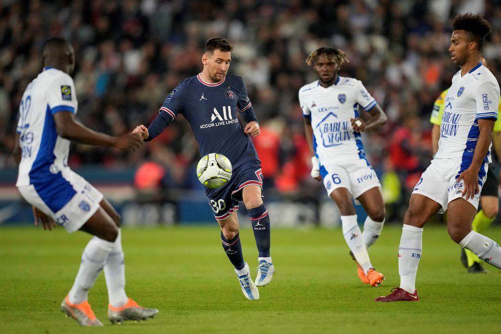 Lionel Messi no pudo convertir, dio dos remates en los palos, empató el Paris Saint-Germain y hubo silbidos al argentino. (AP)