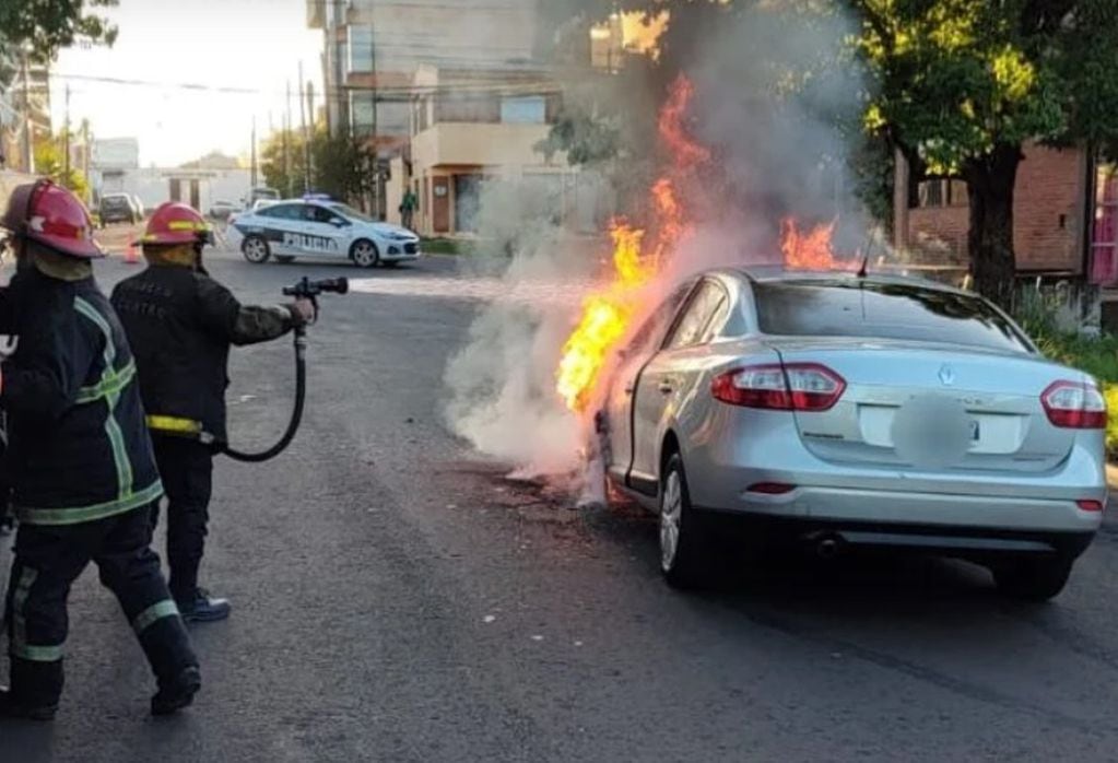 Posadas: puso en marcha su vehículo y se prendió fuego.