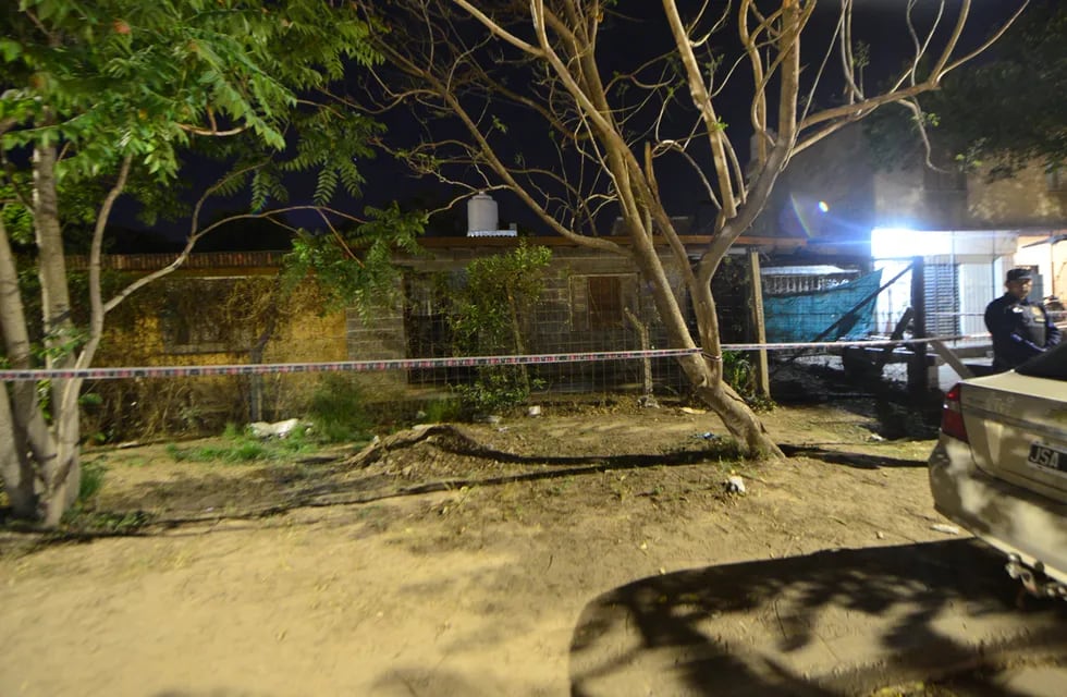Dos hermanas fueron asesinadas y enterradas en el fondo del patio de la casa en Cabalen al 6500 B° Arguello Autodromo. Foto Javier Ferreyra