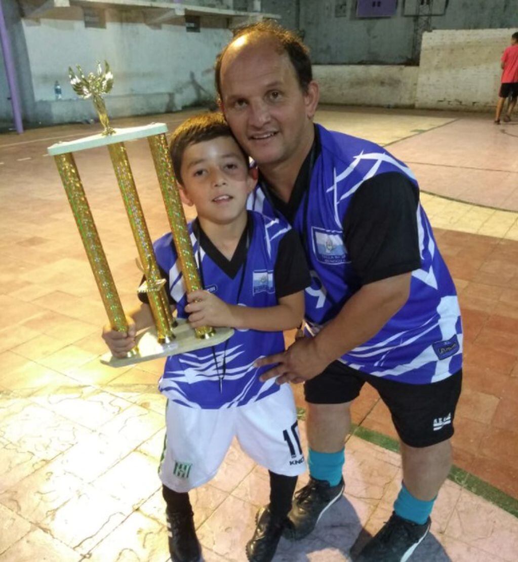 Claudio Abba y su hijo Lionel (10 años) en uno de los partidos de fútbol Talla Baja, vistiendo la camiseta de Mendoza.