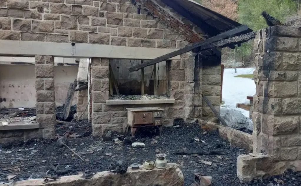 Así quedó la propiedad incendiada por mapuches en Villa Mascardi a principios de agosto.