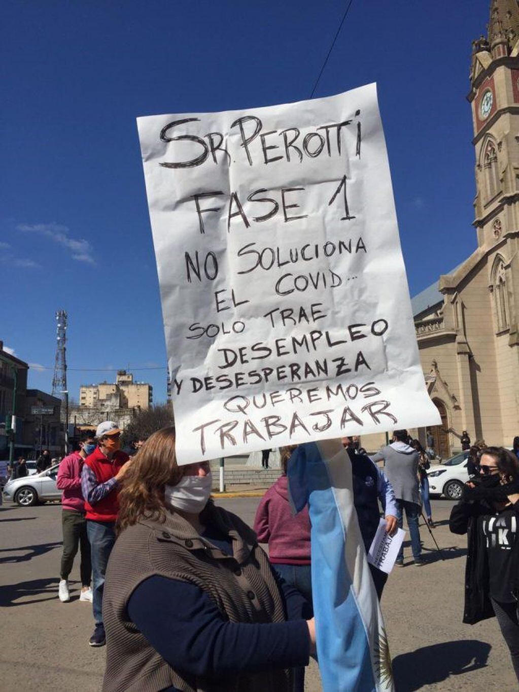 Multitudinaria marcha en Venado Tuerto en contra de las restricciones de Perotti (Venado 24)