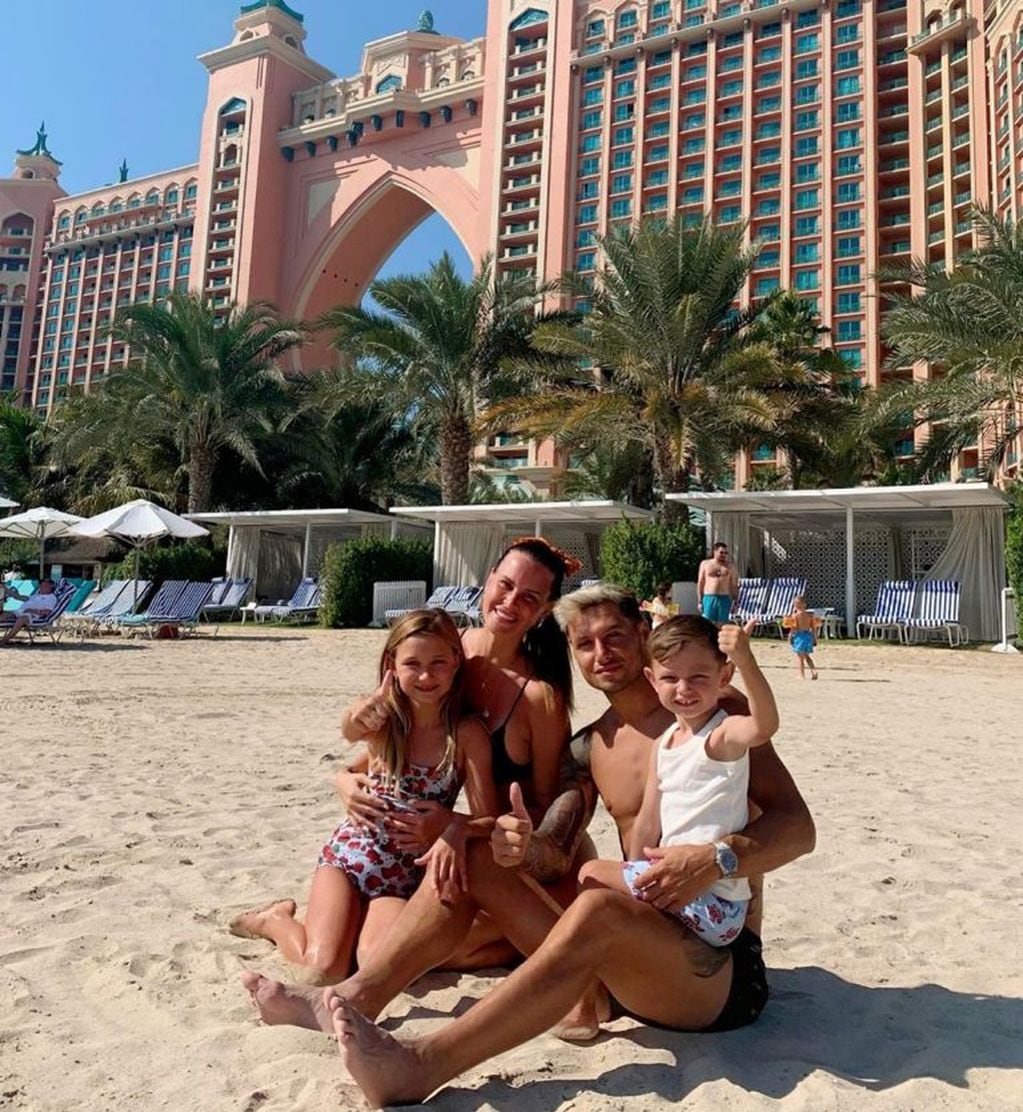 Natalie Weber junto a Mauro Zárate y sus dos hijos en Dubai, donde viajaron para despedir el 2019  (Foto: Instagram/ @nannitaweber)