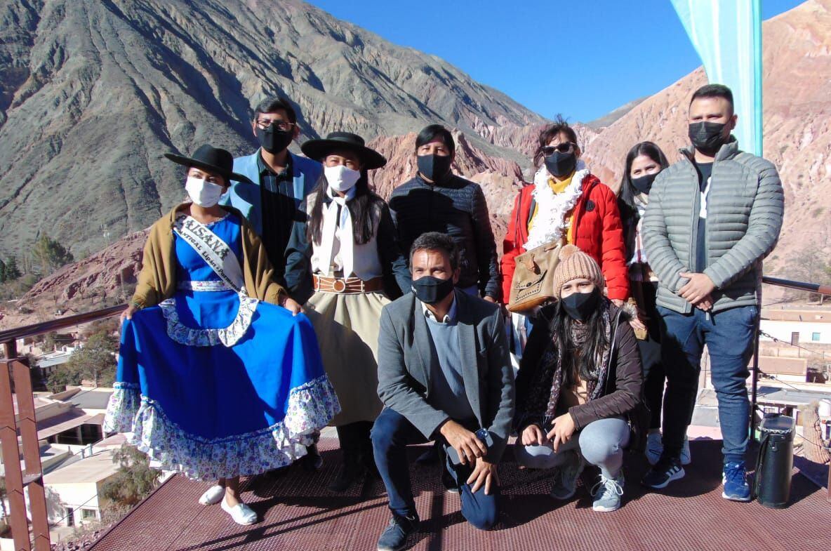 Representantes de instituciones civiles de la localidad acompañaron el acto inaugural de la obra en el cerro El Porito.