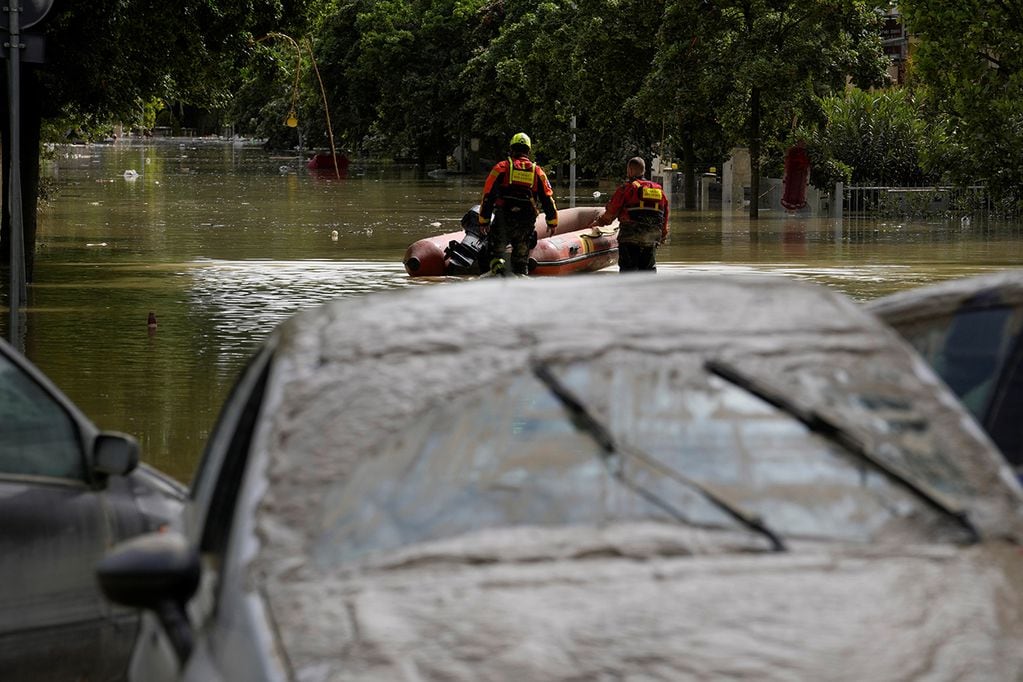 Rescatistas usan un bote en una carretera inundada en Faenza, Italia. (AP)