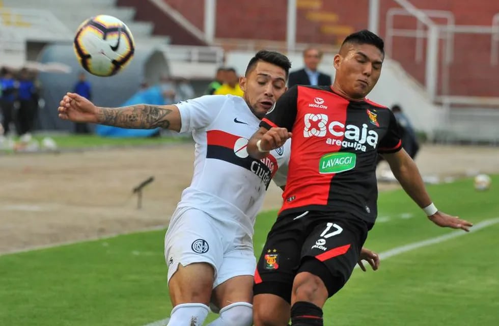 Ruben Botta (L) of Argentina's San Lorenzo vies for the ball with Hideyoshi Arakaki of Peru's Melgar during their Copa Libertadores football match at the UNSA Stadium in the Andean city of Arequipa, Peru, on March 5, 2019. (Photo by DIEGO RAMOS / AFP)