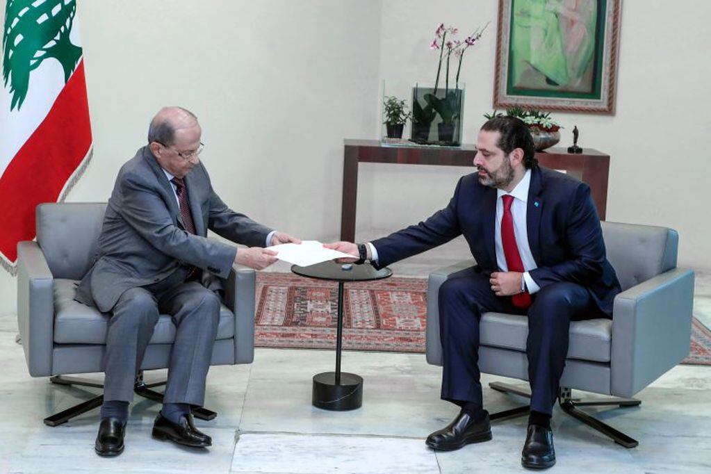 El momento en que el presidente libanés Michel Aoun recibe la carta de renuncia del primer ministro Saad Hariri, en el palacio presidencial el 29 de octubre de 2019. Crédito: EFE / EPA / DALATI NOHRA.