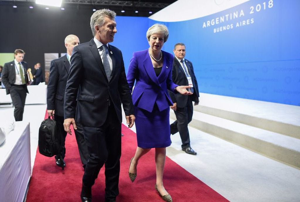 La entonces primera ministra británica, Theresa May, y el presidente de Argentina, Mauricio Macri, hablan durante la Cumbre de líderes del G20 en el Centro Costa Salguero en Buenos Aires, Argentina, 30 de noviembre de 2018. Crédito: Gustavo Garello/Pool via REUTERS.