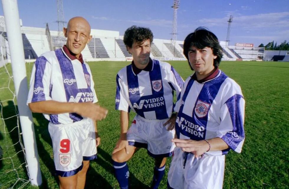 En 1996 Talleres contrató a Walter Parodi (al centro de la foto), para armar un tridente con el Cocayo Dertycia y Víctor Hugo Delgado.