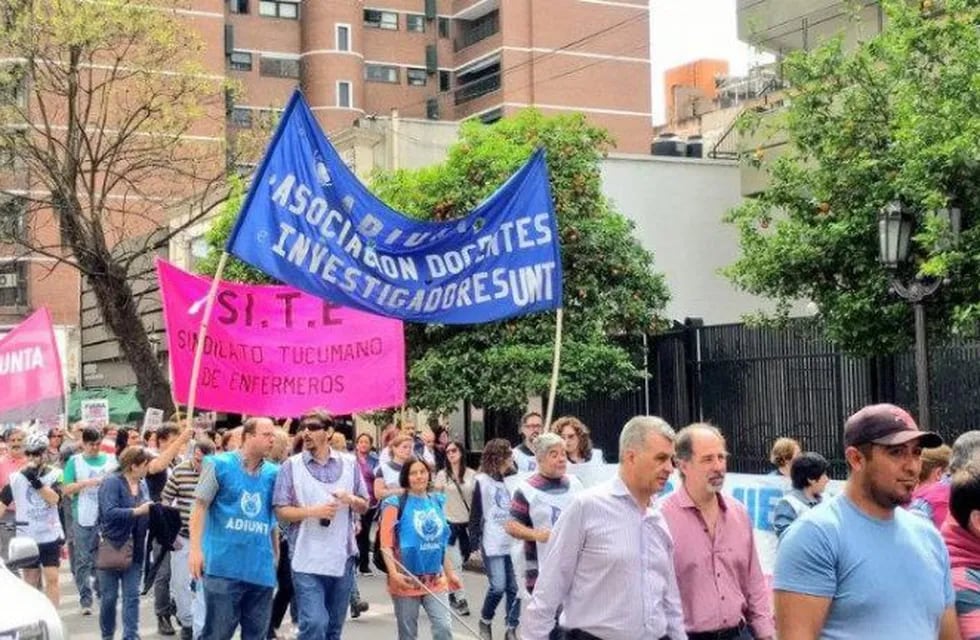 Agrupaciones sindicales y sociales marcharon a Plaza Independencia