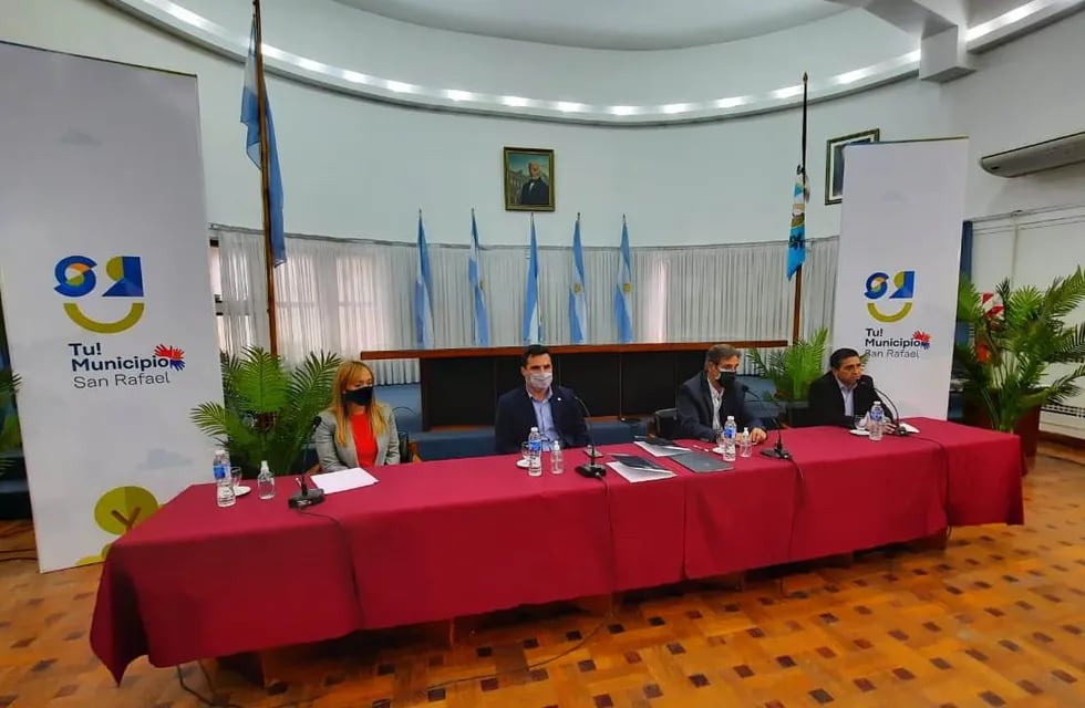 El anuncio. Los intendentes Emir Félix y Walther Marcolini con Darío Martínez, Secretario de Energía de la Nación, y la senadora Anabel Fernández Sagasti.