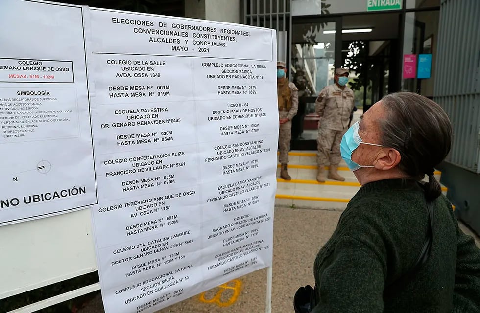 Una votante busca información de los candidatos en su mesa de votación durante la elección de la Convención Constitucional para seleccionar a los miembros de la asamblea que redactarán una nueva Constitución, en Santiago.