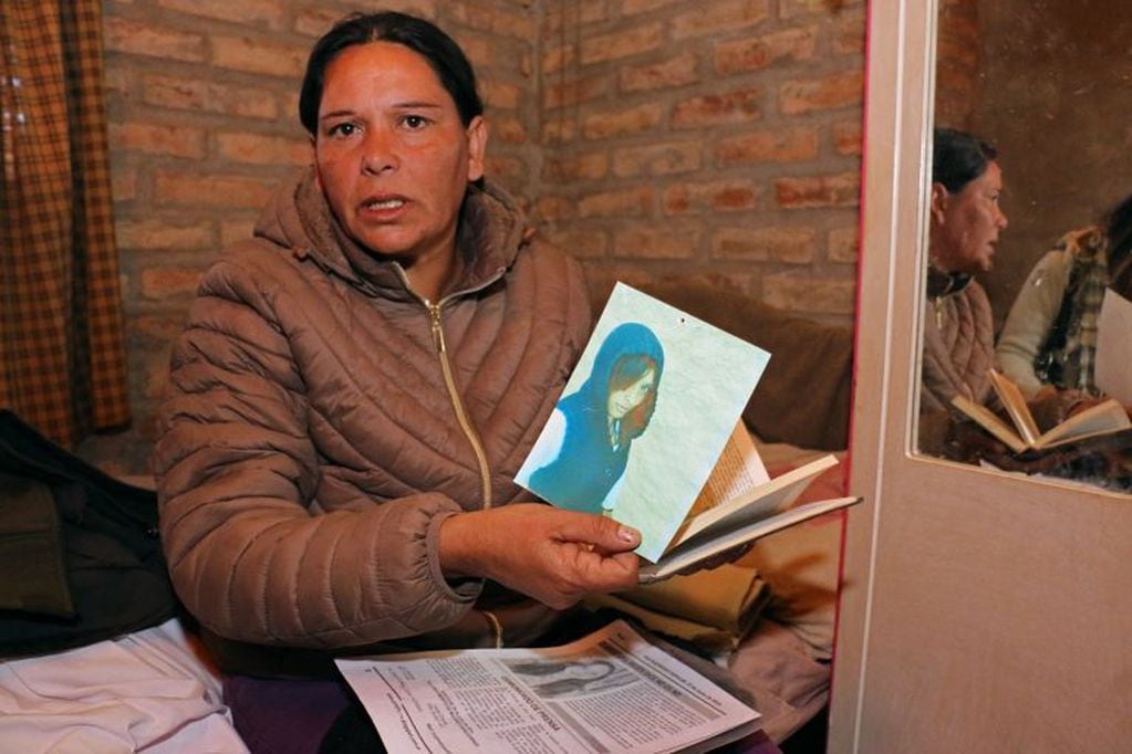 Anabella muestra las fotos de su hija, Thalía Recabarren.
