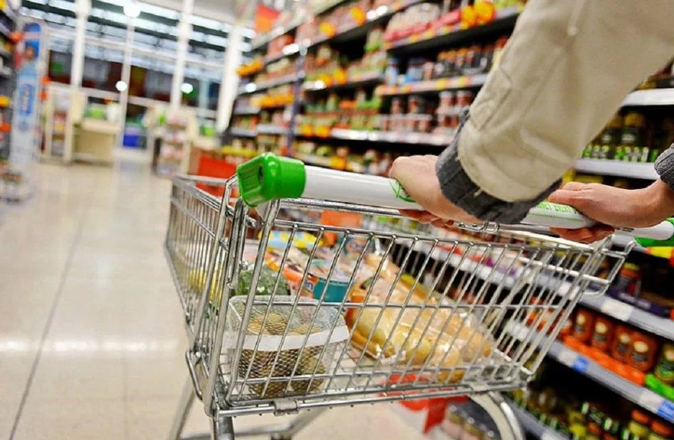 La inflación volvió a tener un efecto sobre los alimentos, aunque los especialistas sostienen que se verá recién en mayo la suba del dólar.
