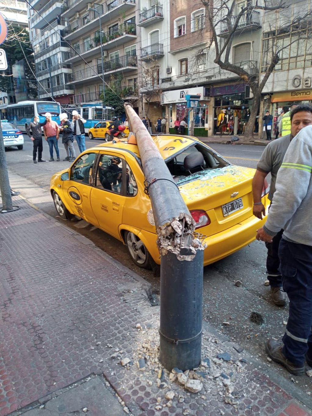 Un poste cayó sobre un taxi en la esquina de Colón y General Paz. (Gentileza)