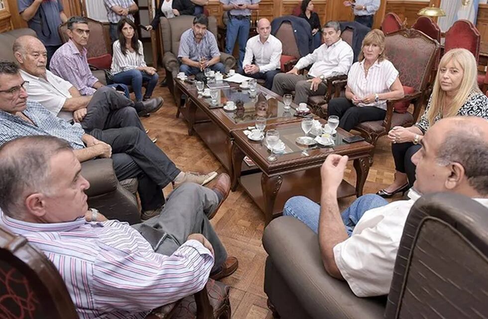 Reunión en Casa de Gobierno de Tucumán (Osvaldo Jaldo. Facebook)