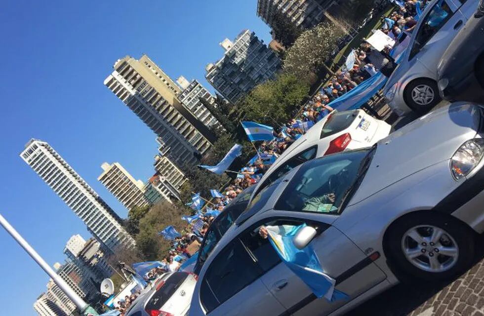 Los vehículos recorrieron Avenida Belgrano a primera hora de la tarde. (@_charlycardozo)