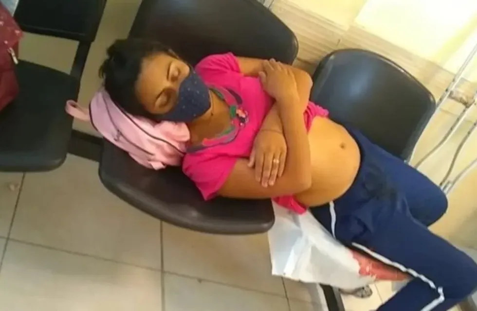 Una mujer perdió su embarazo luego de esperar 12 horas a ser atendida en la Guardia de un Hospital.