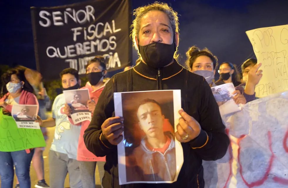 Vecinos de Villa del Prado pidieron justicia por Leandro, asesinado el pasado martes cuando reclamó sus pertenencias a los presuntos ladrones.