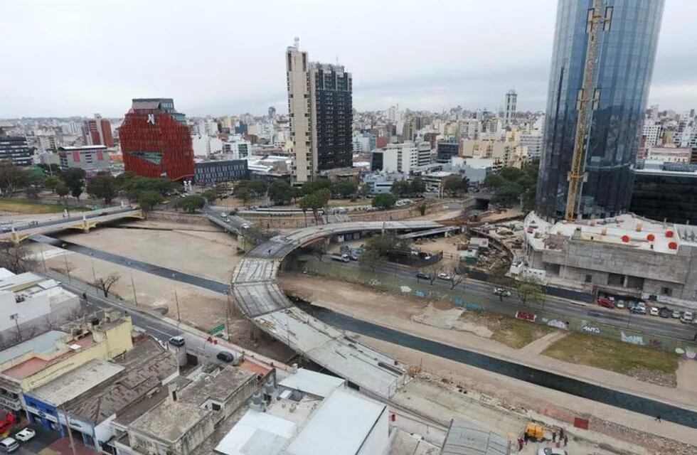 Schiaretti recorrió los puentes Gobernador Mestre y 25 de Mayo, próximos a inaugurarse en la ciudad Capital. (Prensa Gobierno)