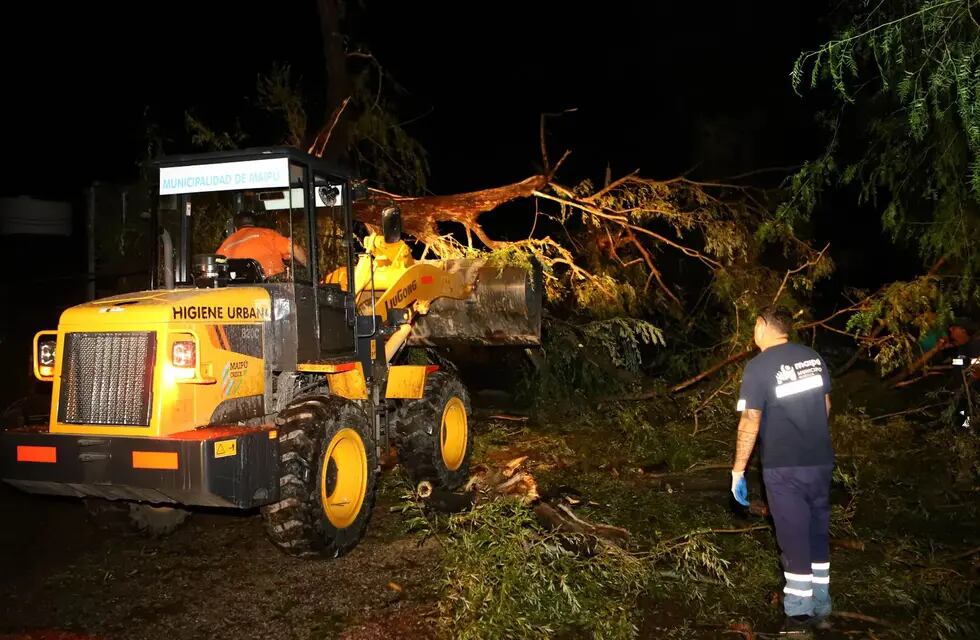 Matías Stevanato recorrió las zonas afectadas por la tormenta en Maipú.