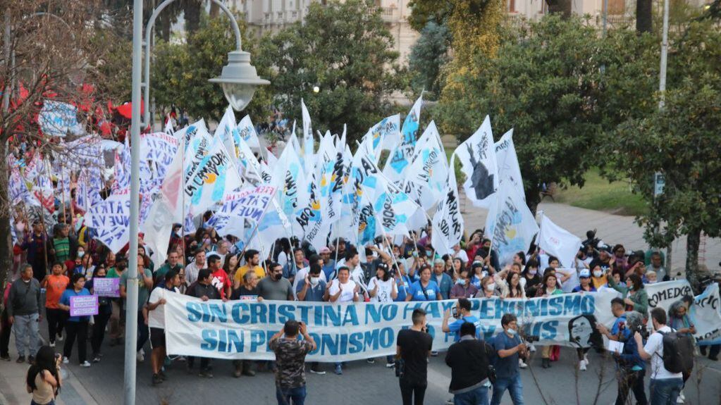 La manifestación de los militantes kirchneristas se concentró en la plaza Belgrano y luego marcharon por las calles de la ciudad.