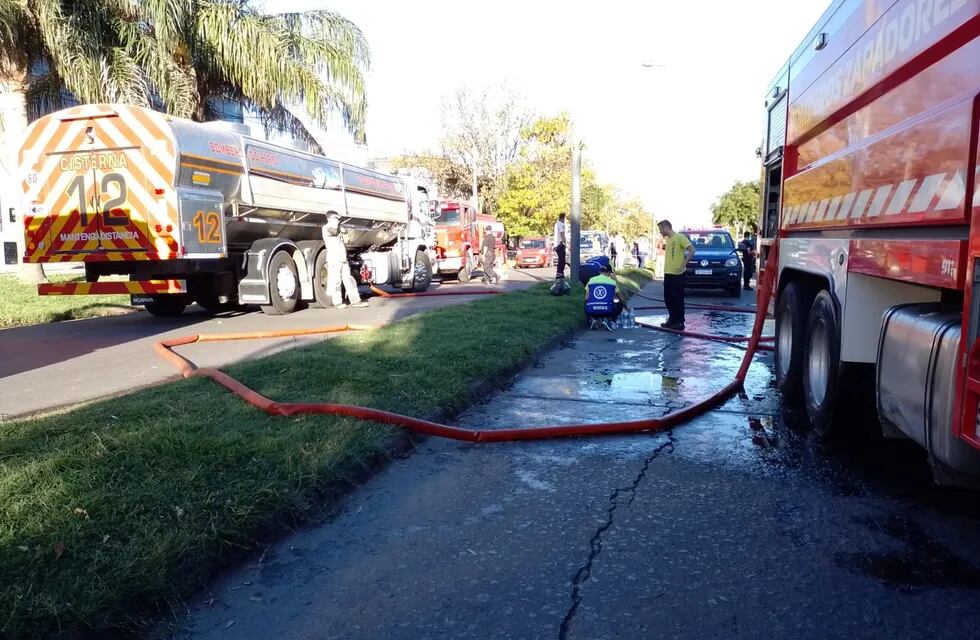 Bomberos Voluntarios de Pérez aportó un camión cisterna para apagar el incendio en un bazar