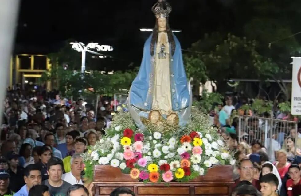 Fieles en procesión con la Virgen del Valle