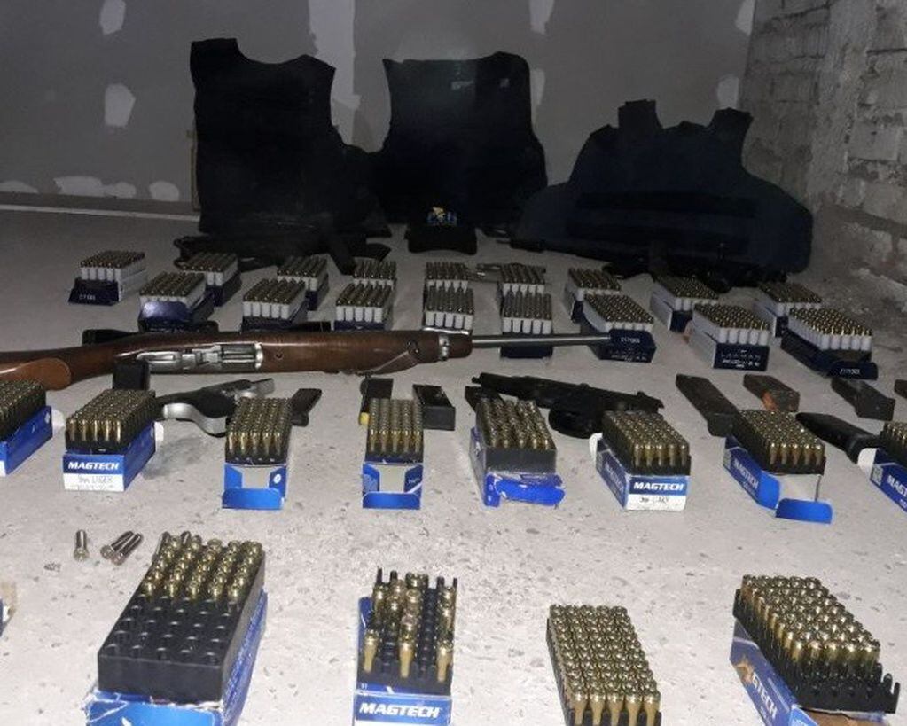 Confiscaron ametralladoras, cerca de 200.000 pesos en efectivo, dos autos. tres chalecos antibalas y más de 1.700 municiones.