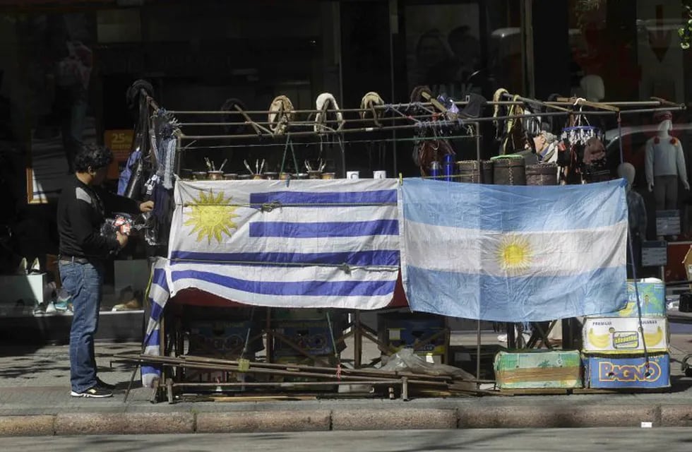 Banderas de Uruguay y Argentina.