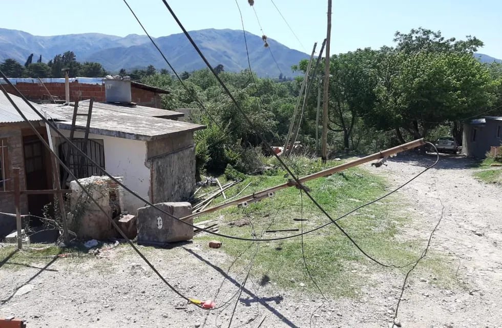 Por el fuerte viento, volaron techos de chapa y cayeron postes en La Falda. (Foto: La Estafeta Online).