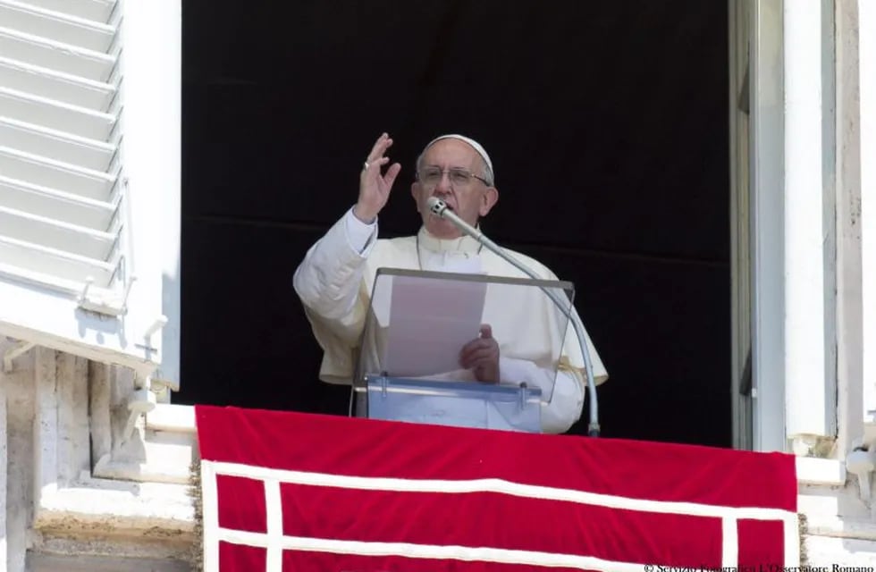 This handout picture provided by the Vatican newspaper L'Osservatore Romano shows Pope Francis during his Angelus Prayer from the window of his office over Saint Peter's Square at the Vatican, 15 August 2017. ANSA/ L'OSSERVATORE ROMANO   +++ HO - NO SALES, EDITORIAL USE ONLY +++  vaticano roma italia papa francisco oracion del Angelus tradicional oracion en la ventana sumo pontifice