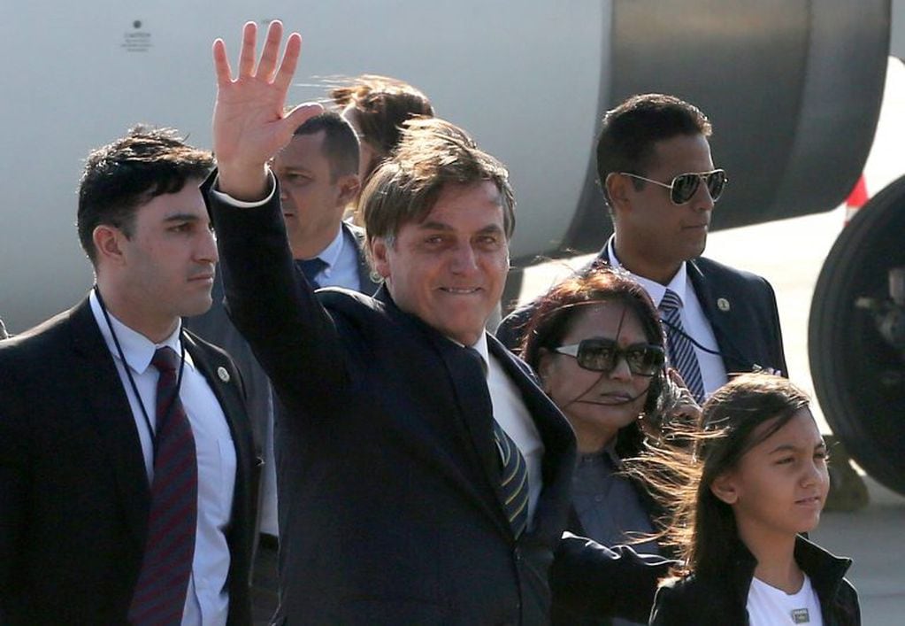 Jair Bolsonaro saluda llegando a Nueva Delhi (REUTERS/Stringer)