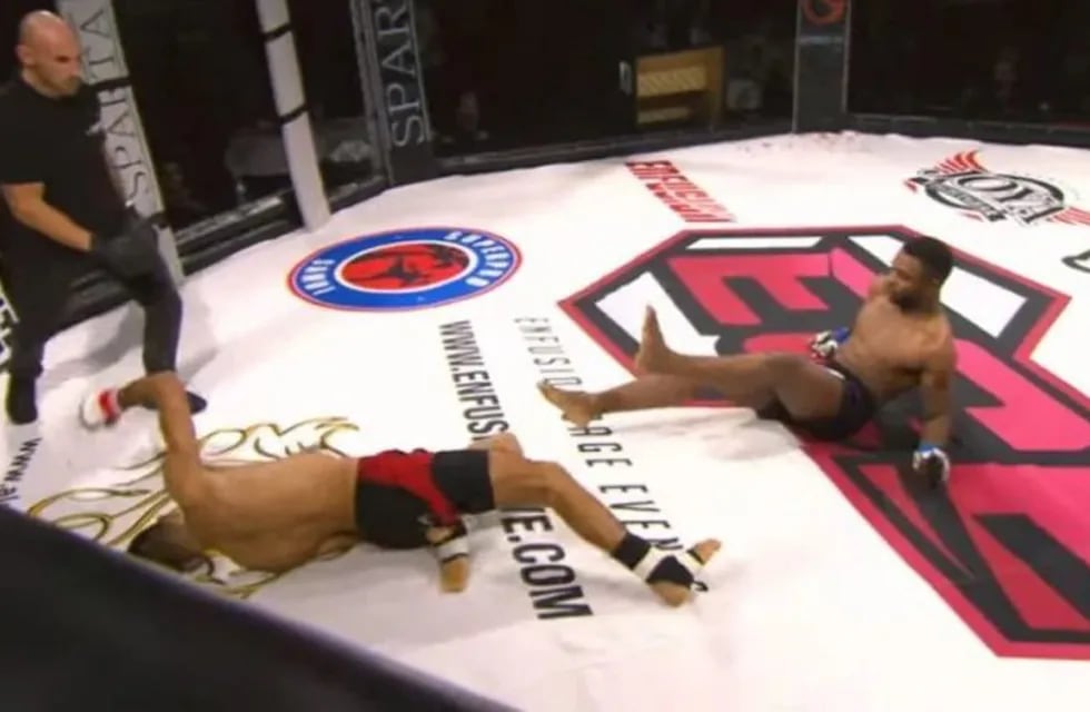 El insólito knock out entre dos luchadores que recorre las redes (Foto: captura video)