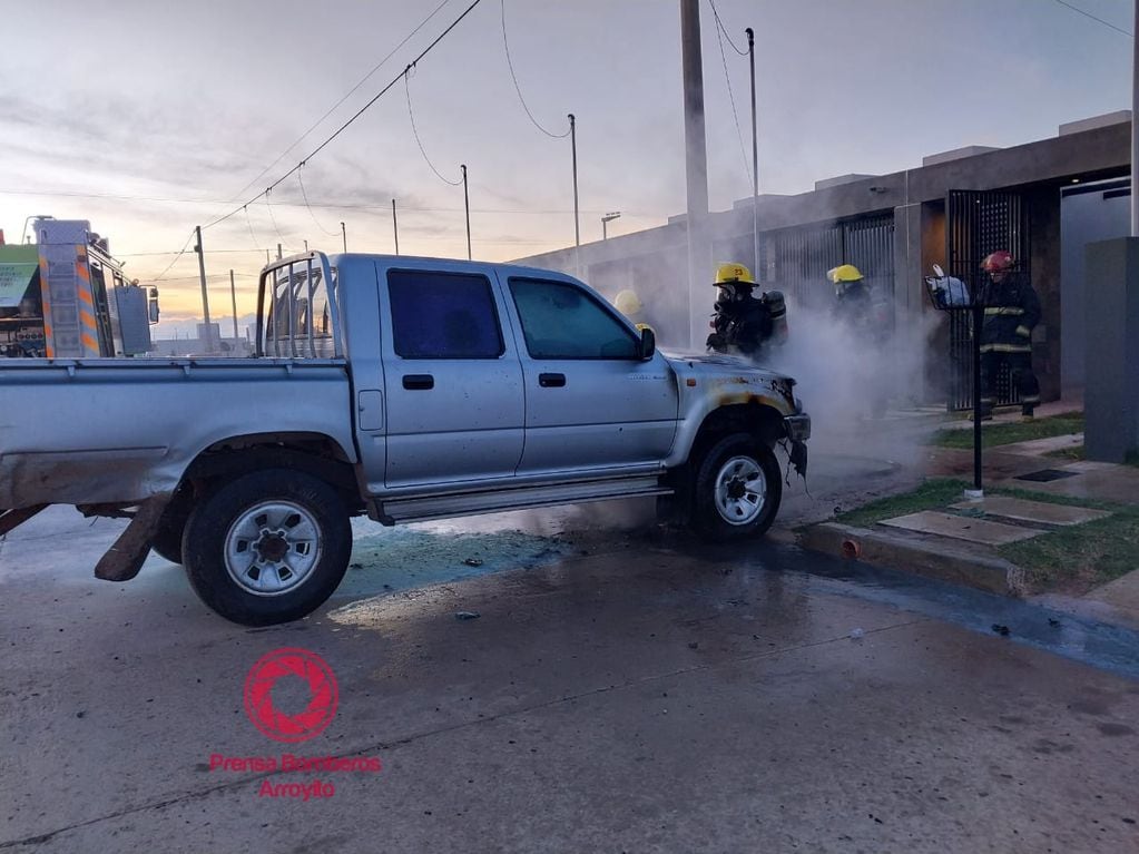 Incendio camioneta Barrio Don Pablo Arroyito