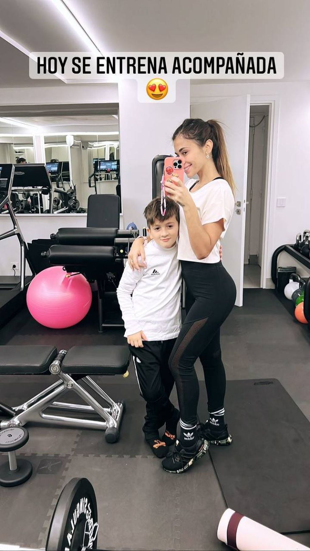 Antonela Roccuzzo fue a entrenar al gimnasio acompañada por su hijo mayor Thiago Messi.
