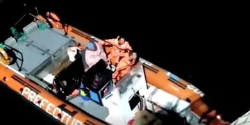 El temeroso rescate de tres kayakistas en medio de un temporal en Puerto Madryn