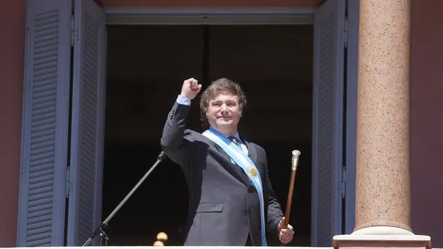 Javier MIlei desde el balcón de la Casa Rosada. (Clarin)