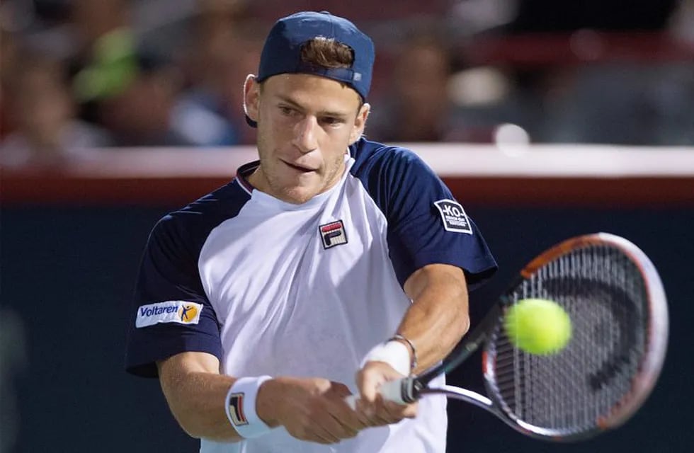 Diego Schwartzman of Argentina returns to Dominic Thiem of Austria during the first round of the Rogers Cup tennis tournament, Tuesday Aug. 8, 2017 in Montreal. (Graham Hughes/The Canadian Press via AP)
