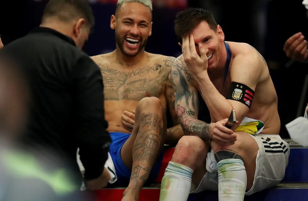 Lionel Messi, a plena risa con Neymar luego de la final de la Copa América.