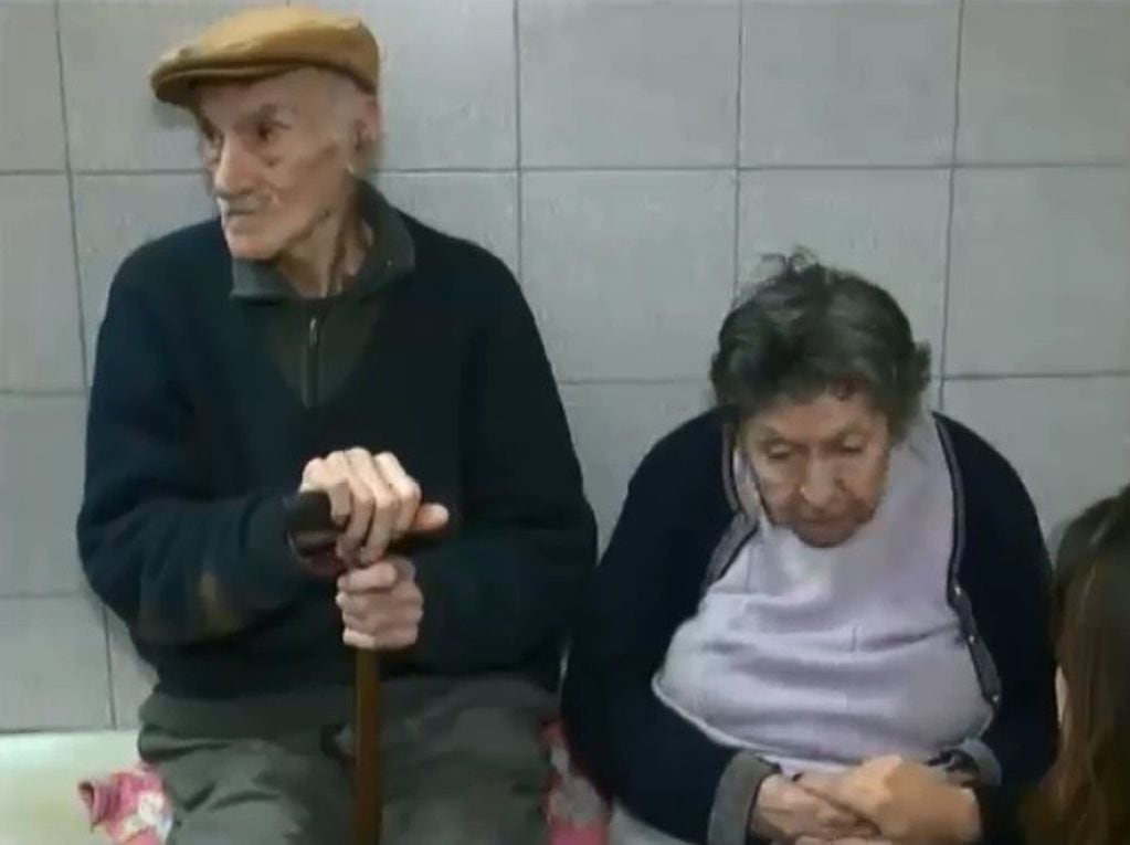 Los ancianos fueron abandonados por su hijo en un bar de 27 de Febrero y Corrientes. (Captura de pantalla)