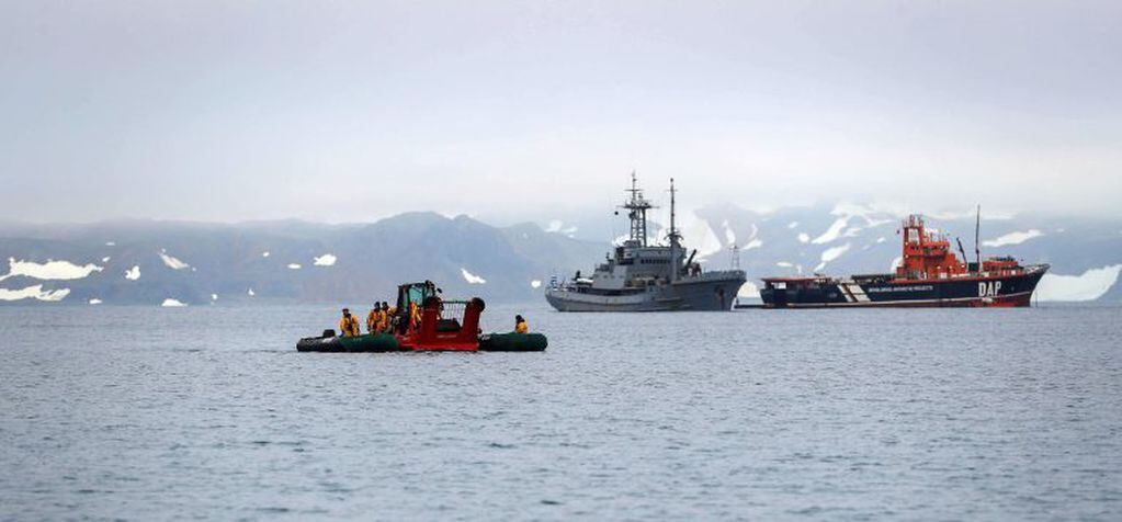 -FOTOGALERIA- (15 DE 15) ACOMPAÑA CRÓNICA: ANTÁRTIDA CRISIS CLIMÁTICA - AME1443. ISLA REY JORGE (ANTÁRTIDA), 12/02/2020.- Foto que muestra la mezcla entre el trabajo de la dotación uruguaya de la Base Científica Antártica Artigas al descargar desde el buque militar Vanguardia los insumos para el año antártico mientras a su lado se posa uno de los barcos turísticos el pasado 24 de enero, en la Isla Rey Jorge (Antártida). El frío, el silencio, los animales y la vegetación hacen de la Antártida un paisaje único, difícil de imaginar. Pero este lugar, que la mayoría conoce a través de imágenes o relatos, está transformándose rápidamente en destino para miles de turistas y su llegada puede tener consecuencias "irreversibles". La pureza única del continente helado y las islas que lo rodean es un reclamo para los visitantes, y enero es el mes ideal porque el frío no es tan desgarrador, no hay prácticamente nieve que impida caminar y los animales rodean el lugar con su belleza. EFE/ Federico An