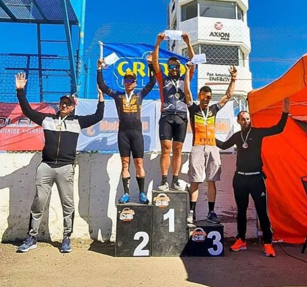 Un grupo de ciclistas fueguinos, entre los que encontraban los chicos y las chicas del preseleccionado fueguino, estuvo compitiendo en la ciudad de Comodoro Rivadavia, en lo que fue la primera fecha del “2° Campeonato Patagonia Sur” consiguiendo buenos resultados.