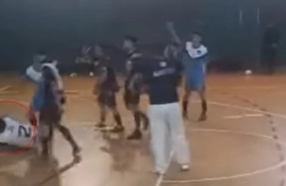 Un jugador de futsal quedó inconsciente tras recibir un cabezazo durante un partido en Corrientes.
