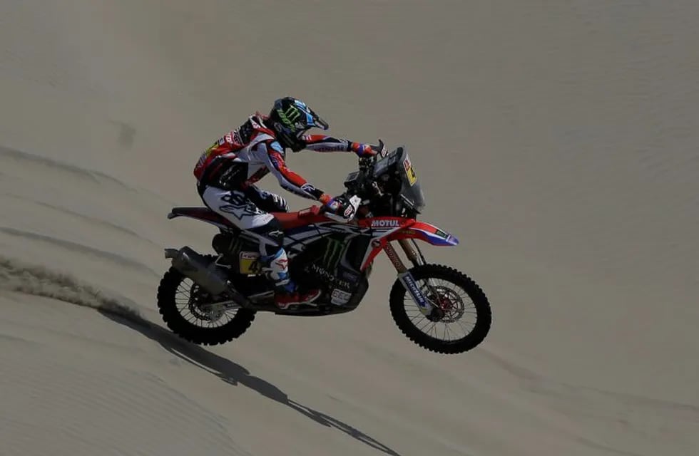 Kevin Benavides lidera en Motos tras la sexta etapa del Dakar. (AP Photo/Ricardo Mazalan)